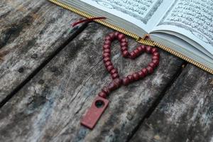 de edele koran en tasbih foto