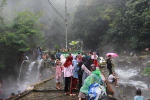 tegal, januari 2023. foto van bezig bezoekers ontspannende en genieten van de guci heet voorjaar bad.