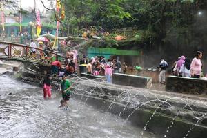 tegal, januari 2023. foto van bezig bezoekers ontspannende en genieten van de guci heet voorjaar bad.