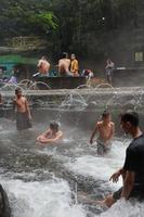 tegal, januari 2023. foto van bezig bezoekers ontspannende en genieten van de guci heet voorjaar bad.