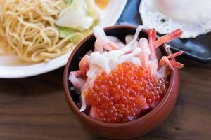 rood kaviaar en sashimi in rijst- schaal, Japans voedsel foto