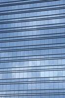 ramen van modern gebouw met reflectie van wolken foto