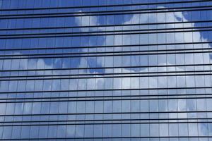 ramen van modern gebouw met reflectie van wolken foto