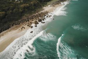 dar visie van strand met golven en turkoois water foto