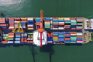 antenne visie houder schip in haven Bij houder terminal haven foto