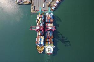 antenne visie houder schip in haven Bij houder terminal haven foto