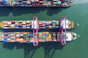 antenne visie houder schip in haven Bij houder terminal haven foto