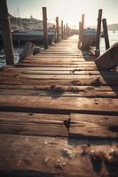 oud houten pier Aan de strand Bij zonsondergang. selectief focus foto