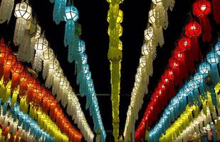 kleurrijk hangende lantaarns verlichting Aan nacht lucht in loy krathong festival Bij noordelijk van Thailand foto