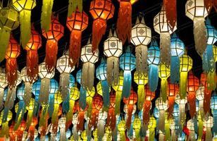 kleurrijk hangende lantaarns verlichting Aan nacht lucht in loy krathong festival Bij noordelijk van Thailand foto