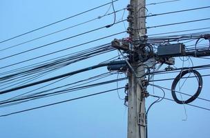 rommelig elektrisch kabels met blauw lucht achtergrond foto