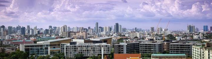 panorama visie van Bangkok stad horizon en wolkenkrabber met Bangkok stadsgezichten van dag, Thailand foto