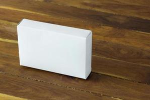 blanco wit karton pakket doos mockup Aan donker houten tafel foto