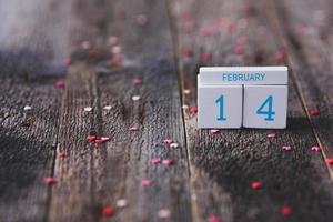 datum van februari 14 Aan houten kalender en roze harten Aan houten achtergrond. valentijnsdag dag. foto