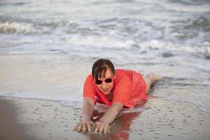 gelukkig vrouw Bij de zee..portret van een senior vrouw het baden in de zee foto