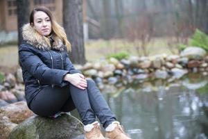 vrouw in een jasje Aan een achtergrond van natuur. foto