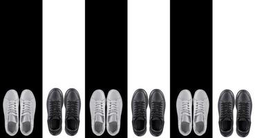 achtergrond sport- schoenen. zwart en wit sportschoenen Aan een gestreept achtergrond. foto
