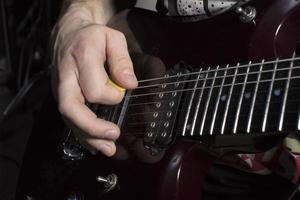 hand- Toneelstukken de gitaar. herhalen over- de snaren. foto