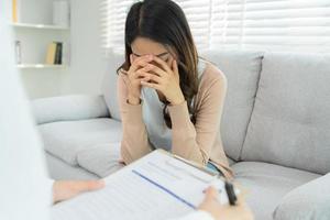 vrouw met mentaal Gezondheid problemen is overleg plegen. psychiater is opname de patiënten staat voor behandeling. aanmoediging, liefde en familie probleem, bipolair , depressie geduldig, beschermen zelfmoord foto