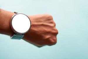 smartwatch bij de hand foto