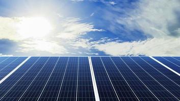eco technologie zonne- paneel met zon en blauw lucht achtergrond. concept schoon energie in natuur foto