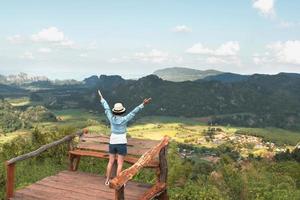 vrouw reiziger genieten van visie en gelukkig vrijheid Bij bergen. Thailand foto