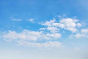 blauwe lucht met witte wolkenlandschapsachtergrond foto