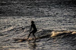 een surfers vangen de Golf foto