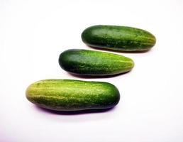 komkommers geïsoleerd in wit achtergrond foto