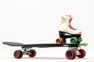 vleet en skateboard Aan wit achtergrond foto