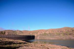 dam in de bergen foto