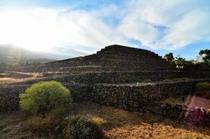 oude piramide gemaakt van stenen foto