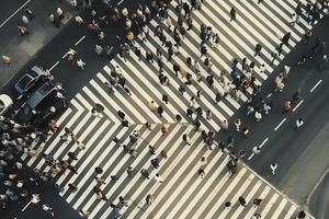 antenne. mensen menigte Aan voetganger zebrapad. top visie achtergrond. afgezwakt beeld foto