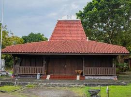 traditioneel huis van centraal Java met natuur en blauw lucht. de foto is geschikt naar gebruik voor traditioneel ontwerp huis van Java mensen.