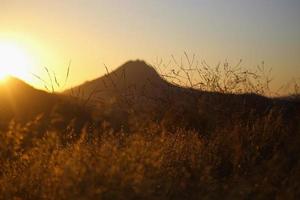 bergen bij zonsondergang in Californië foto