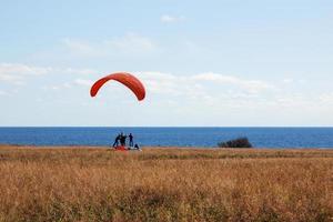 paragliders tandem Bij de begin, lucht verschillend opleiding door de zee kust foto