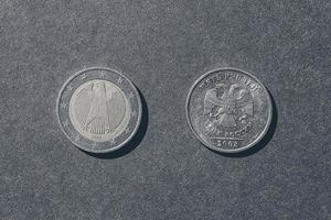twee munten euro en roebel staarten omhoog foto