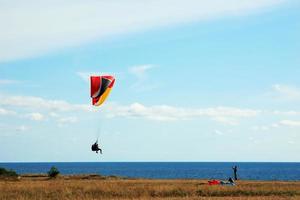 paragliders team opleiding door de zee kust foto