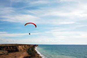 paragliders tandem in blauw lucht over- de zee kust foto