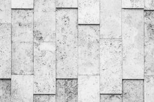 steen muur van natuurlijk getextureerde steen blokken, grijs meetkundig stedelijk architectuur ontwerp foto