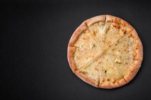 heerlijk vers heet pizza vier kazen besnoeiing in stukken foto