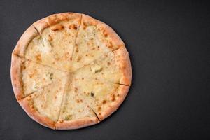 heerlijk vers heet pizza vier kazen besnoeiing in stukken foto