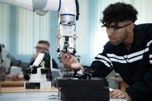 studenten aan het studeren robot hand- technologie zijn aan het leren hoe naar construeren robot handen voor een reeks van industrieel toepassingen. foto