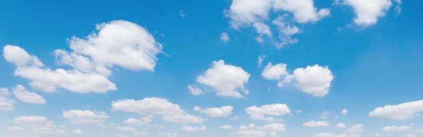 panorama blauw lucht met wit wolk achtergrond natuur visie foto