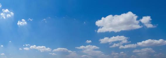 panorama blauw lucht met wit wolk achtergrond natuur visie foto