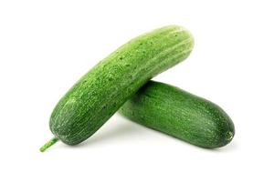 rauw komkommer isoleren Aan wit achtergrond foto