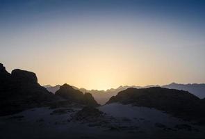 toppen van bergen bij zonsondergang foto