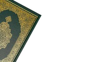de heilig al koran met geschreven Arabisch schoonschrift betekenis van al koran en rozenkrans kralen of tasbih Aan wit achtergrond, geïsoleerd met kopiëren ruimte. foto