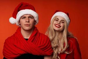 familie in nieuw jaar kleren Kerstmis vakantie rood achtergrond foto