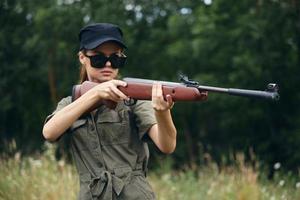 vrouw wapens zonnebril wapen jacht- levensstijl groen bomen foto